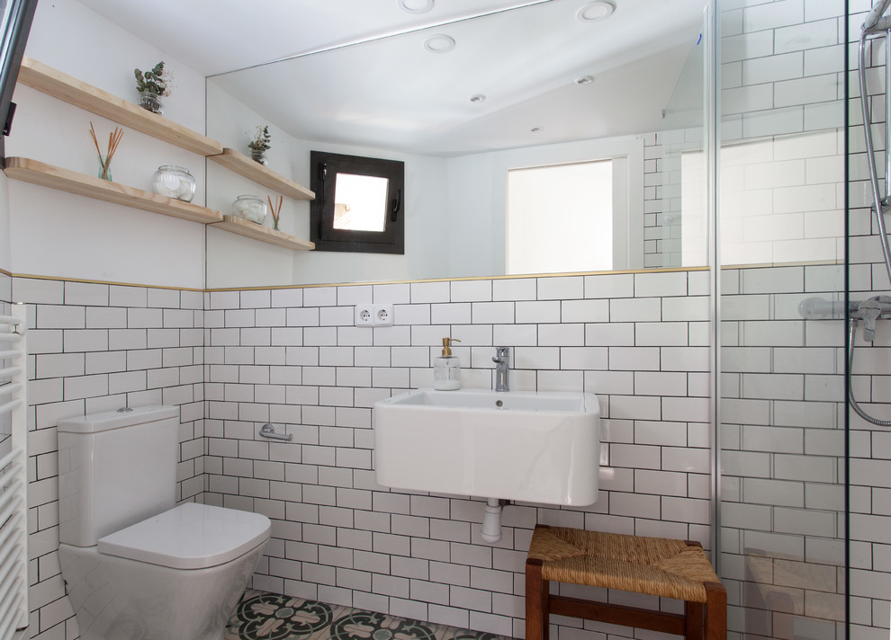Inspiration pour une petite salle de bain principale style shabby chic en bois clair avec un placard sans porte, une douche à l'italienne, WC à poser, un carrelage blanc, des carreaux de céramique, un mur blanc, un sol en carrelage de terre cuite et un lavabo suspendu.