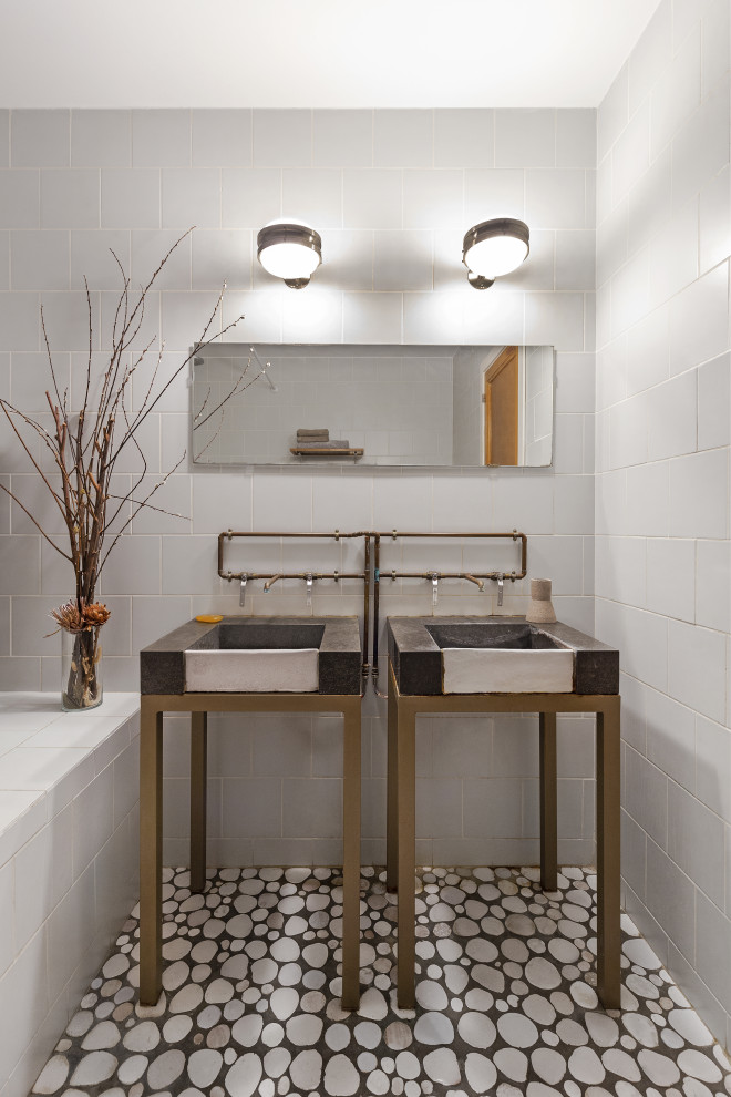 他の地域にあるコンテンポラリースタイルのおしゃれな浴室 (白いタイル、コンソール型シンク、マルチカラーの床、洗面台2つ、独立型洗面台) の写真