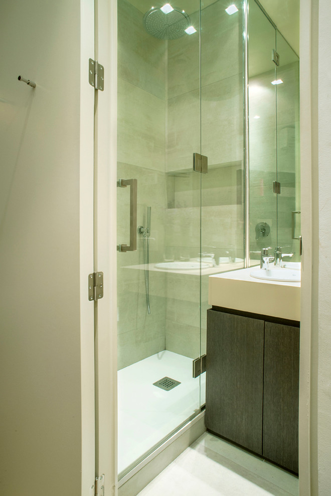 Idées déco pour une petite salle de bain contemporaine en bois foncé avec un placard à porte plane et un lavabo encastré.
