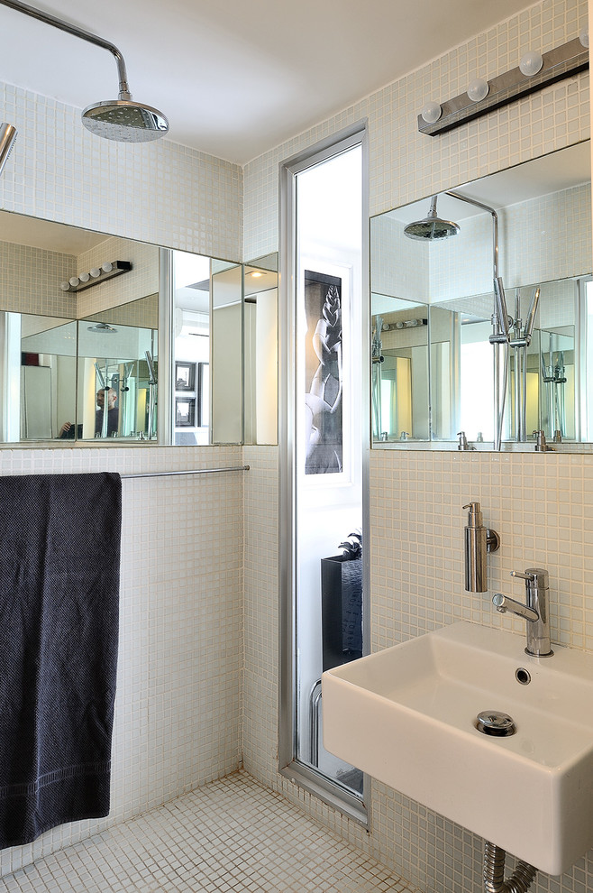 На фото: маленькая ванная комната в современном стиле с открытым душем, бежевой плиткой, плиткой мозаикой, бежевыми стенами, бетонным полом, душевой кабиной и подвесной раковиной для на участке и в саду