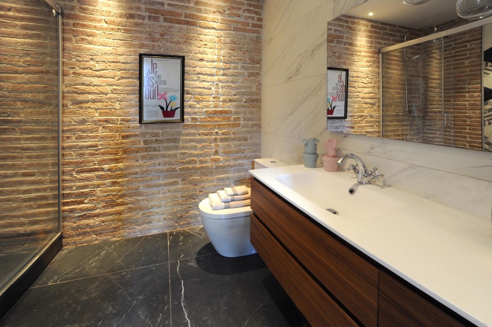 Idéer för mellanstora vintage en-suite badrum, med ett fristående badkar, våtrum, en vägghängd toalettstol, vit kakel, marmorkakel, orange väggar, klinkergolv i porslin, ett väggmonterat handfat, bänkskiva i akrylsten, svart golv och dusch med skjutdörr
