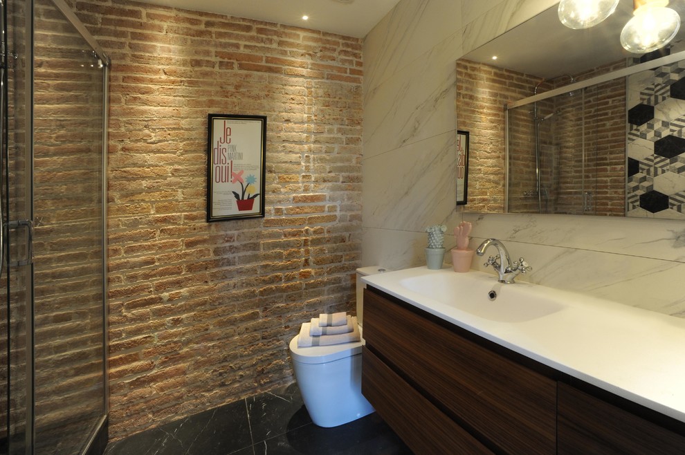 Klassisk inredning av ett mellanstort en-suite badrum, med ett fristående badkar, våtrum, en vägghängd toalettstol, vit kakel, marmorkakel, orange väggar, klinkergolv i porslin, ett väggmonterat handfat, bänkskiva i akrylsten, svart golv och dusch med skjutdörr