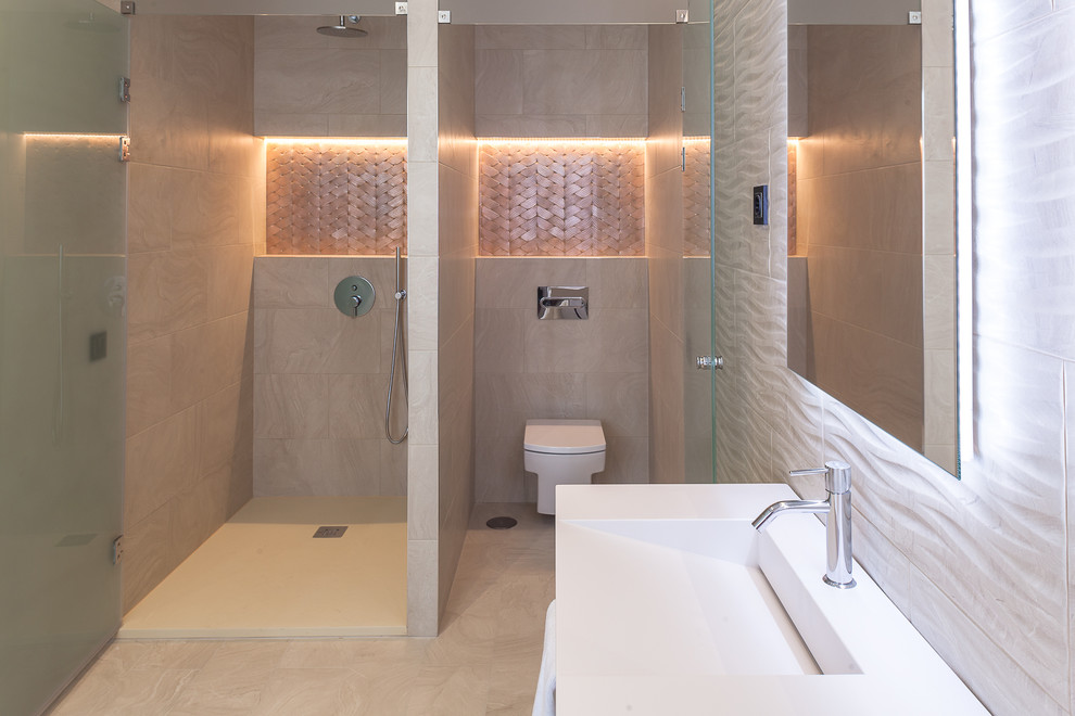 This is an example of a contemporary bathroom in Madrid.