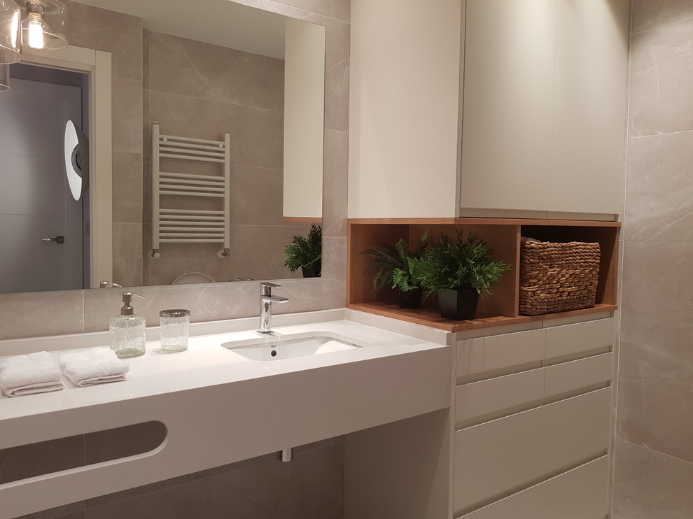 Diseño de cuarto de baño principal minimalista de tamaño medio con puertas de armario blancas, baldosas y/o azulejos grises, paredes grises, lavabo suspendido, suelo gris y encimeras blancas