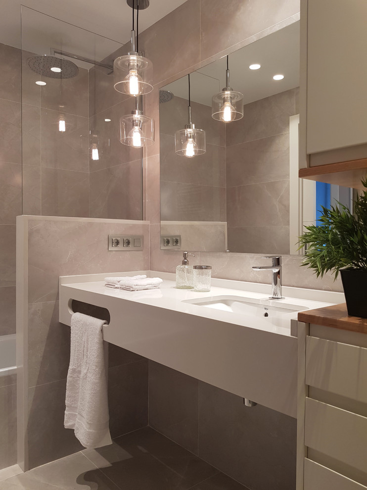 Foto de cuarto de baño principal moderno de tamaño medio con puertas de armario blancas, baldosas y/o azulejos grises, paredes grises, lavabo suspendido, suelo gris y encimeras blancas