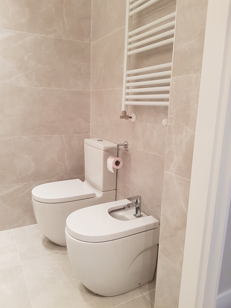 Ejemplo de cuarto de baño principal moderno de tamaño medio con puertas de armario blancas, baldosas y/o azulejos grises, paredes grises, lavabo suspendido, suelo gris, encimeras blancas y espejo con luz