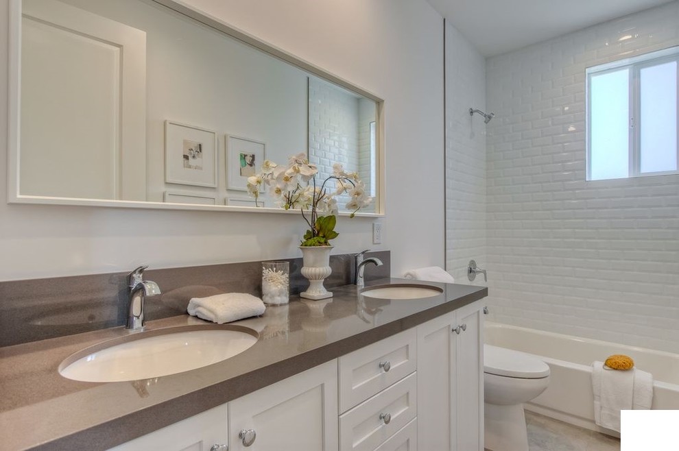 Inspiration för små moderna grått en-suite badrum, med öppna hyllor, vita skåp, ett badkar i en alkov, en dusch/badkar-kombination, en toalettstol med hel cisternkåpa, vit kakel, stickkakel, vita väggar, klinkergolv i keramik, ett avlångt handfat, granitbänkskiva, beiget golv och med dusch som är öppen