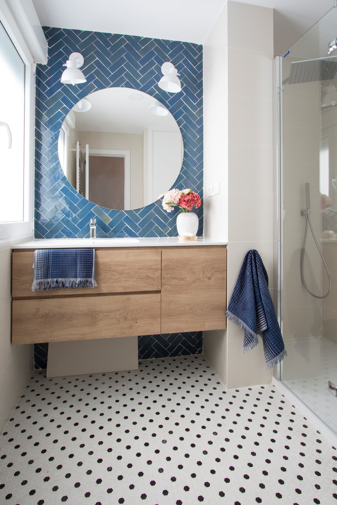 Ejemplo de cuarto de baño nórdico de tamaño medio con baldosas y/o azulejos azules, baldosas y/o azulejos blancos y espejo con luz
