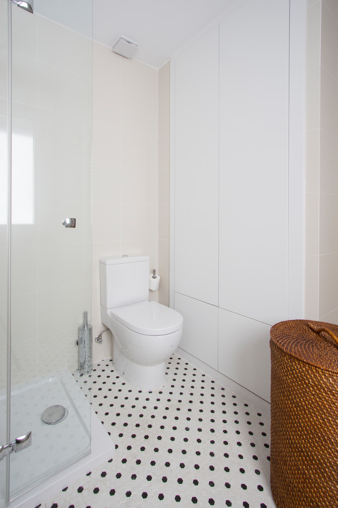 Imagen de cuarto de baño nórdico de tamaño medio