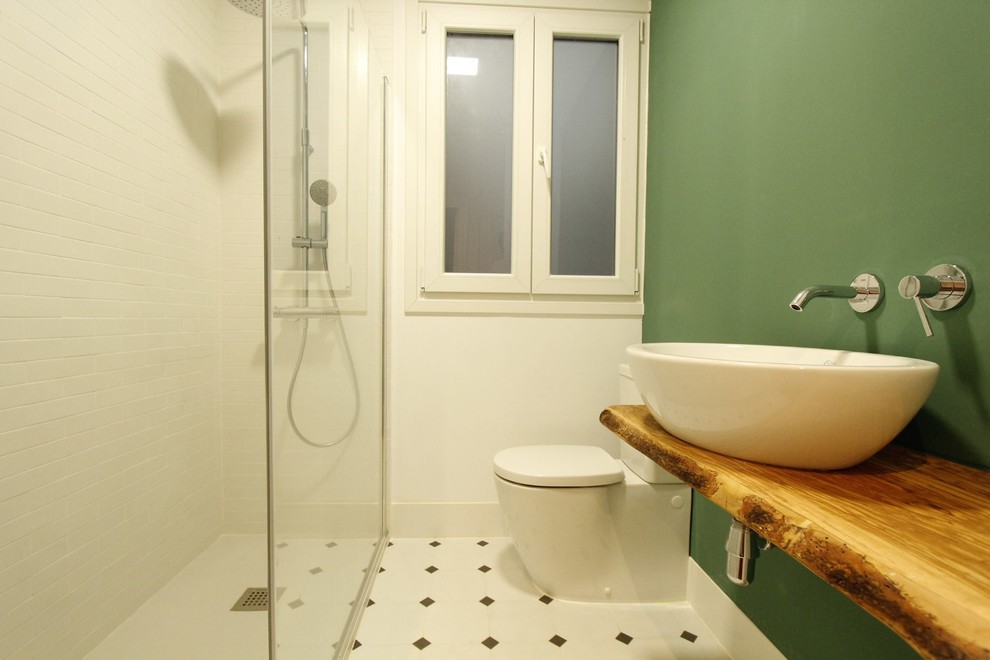 Стильный дизайн: ванная комната в стиле модернизм с зеркалом с подсветкой - последний тренд
