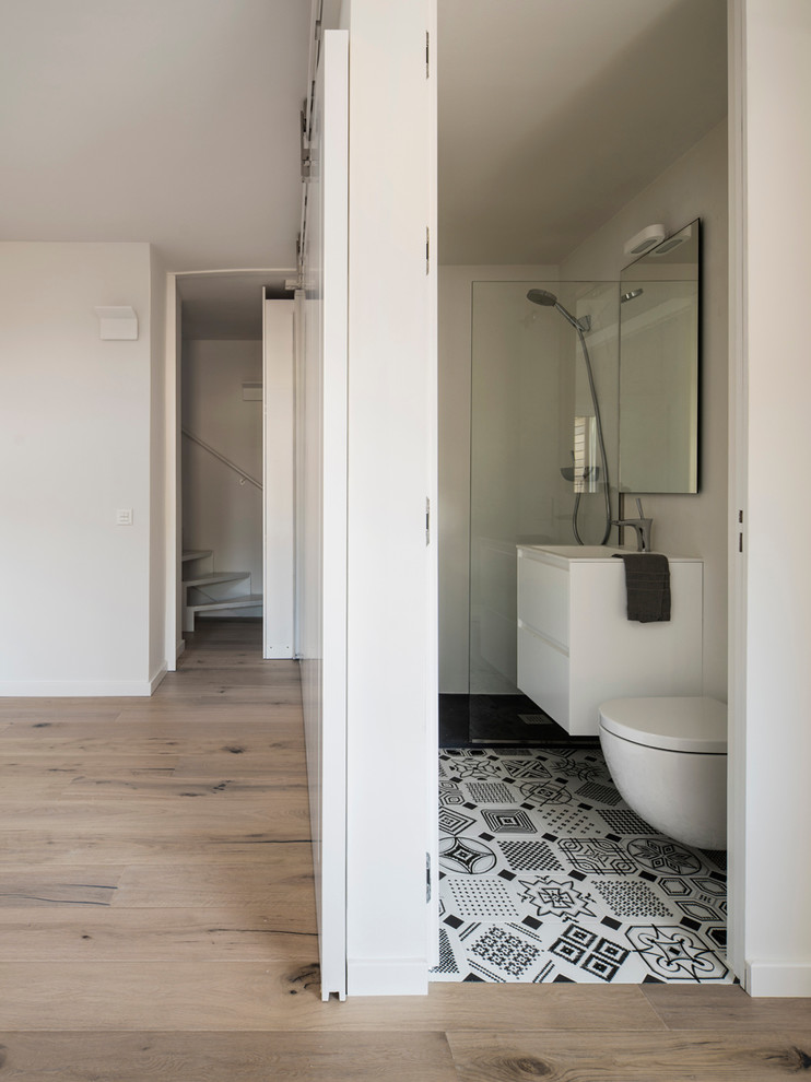Modelo de cuarto de baño contemporáneo pequeño con armarios con paneles lisos, puertas de armario blancas, ducha a ras de suelo, suelo de baldosas de cerámica y aseo y ducha