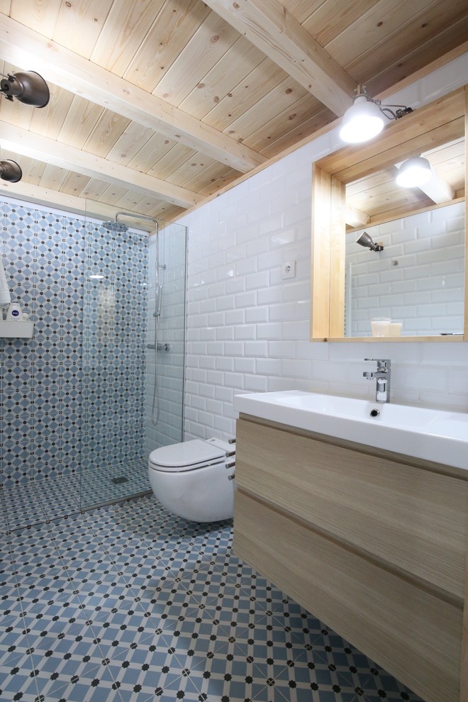 Bild på ett mellanstort skandinaviskt badrum med dusch, med en kantlös dusch, en vägghängd toalettstol, vita väggar och klinkergolv i keramik