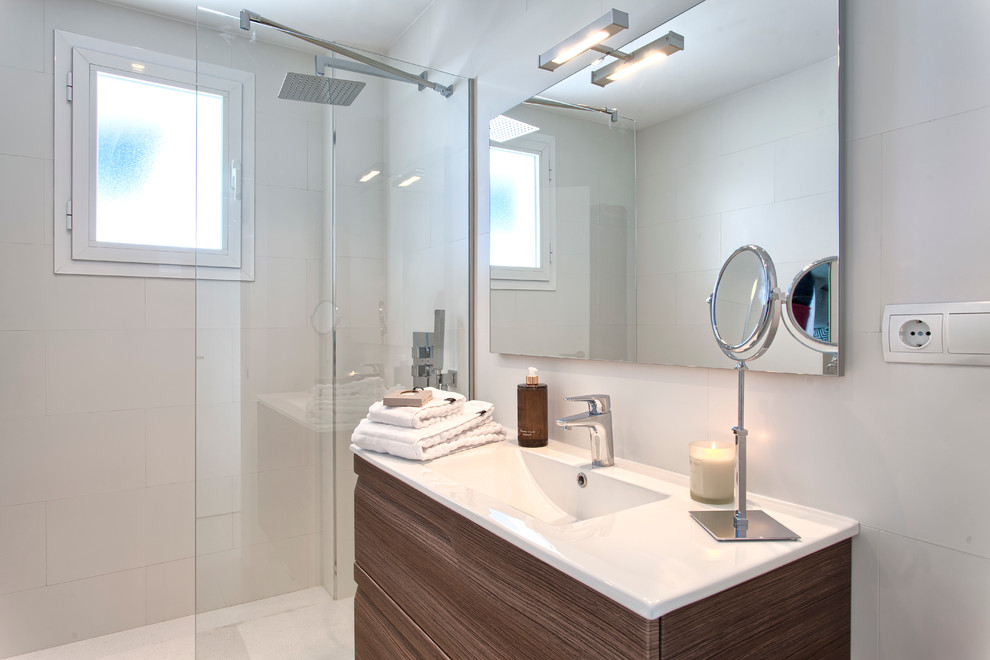 Bild på ett litet nordiskt badrum med dusch, med möbel-liknande, skåp i mellenmörkt trä och en kantlös dusch