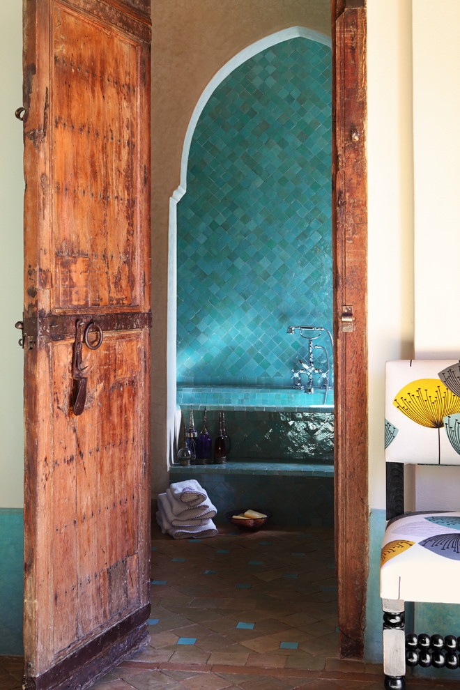 Idee per una stanza da bagno mediterranea con vasca ad alcova, piastrelle blu, piastrelle in ceramica e pareti blu