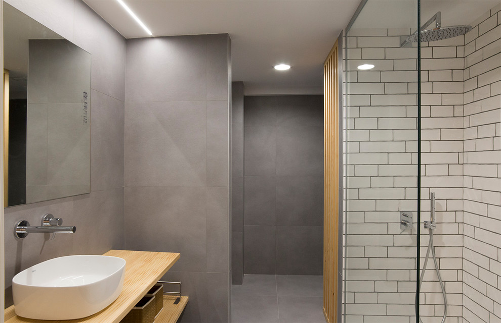 Идея дизайна: ванная комната среднего размера в современном стиле с открытыми фасадами, белыми фасадами, душем без бортиков, инсталляцией, керамической плиткой, полом из керамической плитки, душевой кабиной, столешницей из дерева и серым полом