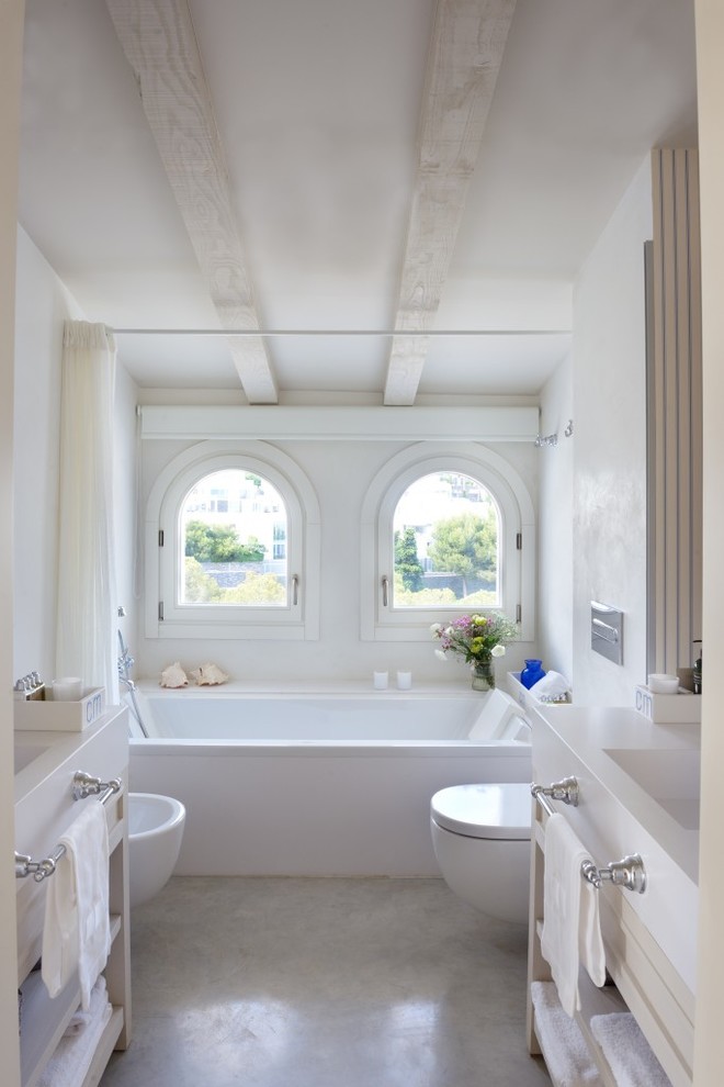 Idee per una stanza da bagno padronale mediterranea di medie dimensioni con nessun'anta, vasca ad alcova, vasca/doccia, bidè, pareti bianche e lavabo integrato