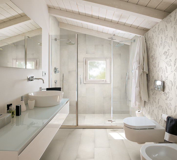 Imagen de cuarto de baño principal escandinavo de tamaño medio con ducha doble, sanitario de pared, paredes blancas, suelo de baldosas de cerámica y lavabo sobreencimera