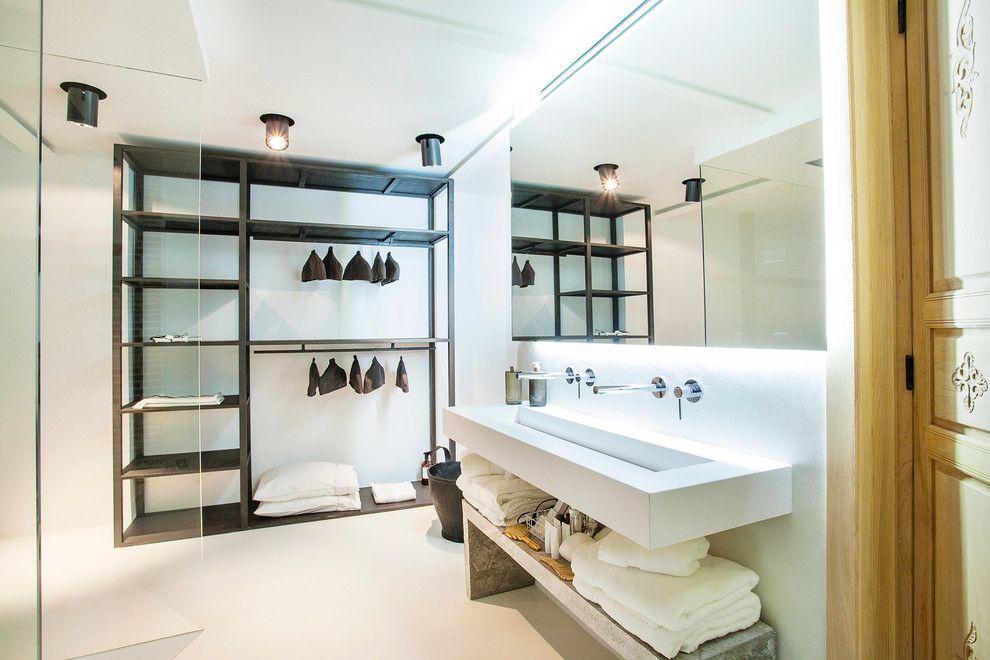 Foto de cuarto de baño contemporáneo de tamaño medio con armarios abiertos, ducha a ras de suelo, paredes blancas, aseo y ducha, lavabo integrado y vestidor