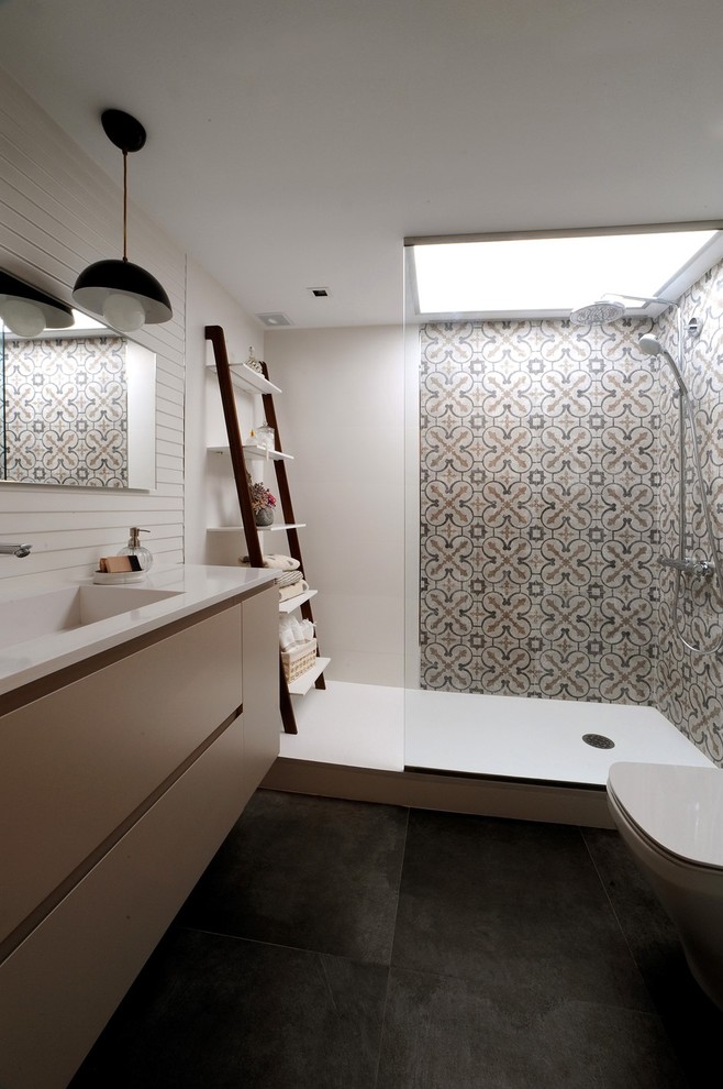 Imagen de cuarto de baño mediterráneo de tamaño medio con armarios con paneles lisos, puertas de armario beige, paredes multicolor, aseo y ducha y lavabo integrado