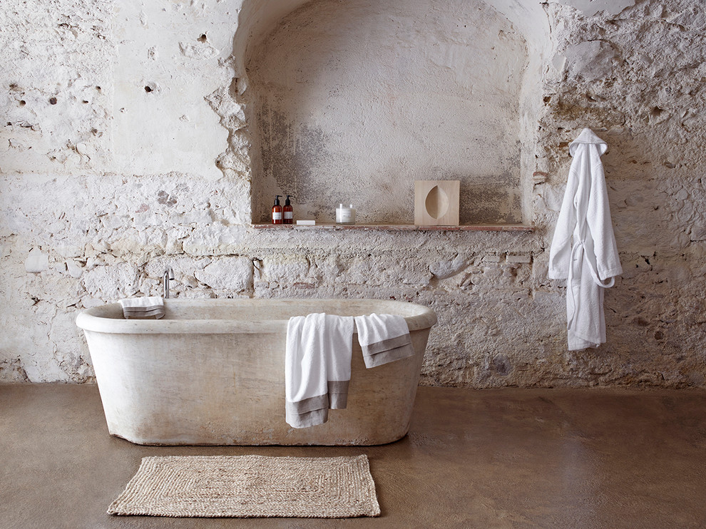 Cette image montre une salle de bain urbaine.