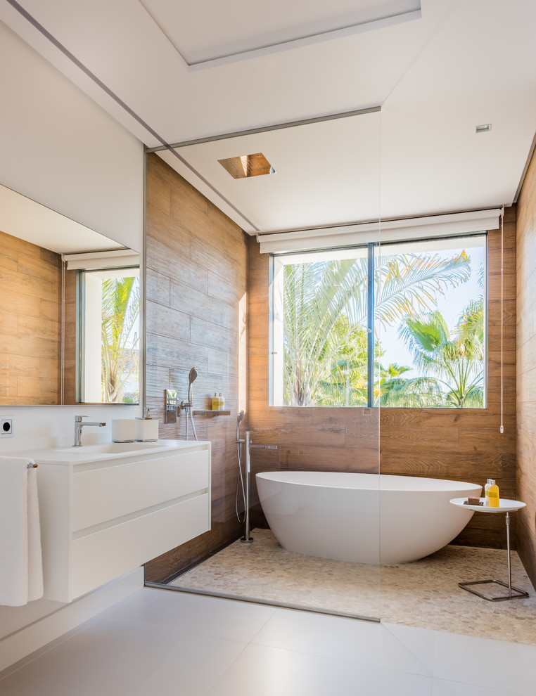 Источник вдохновения для домашнего уюта: большая главная ванная комната в современном стиле с плоскими фасадами, белыми фасадами, отдельно стоящей ванной, душем над ванной, белыми стенами, подвесной раковиной и открытым душем