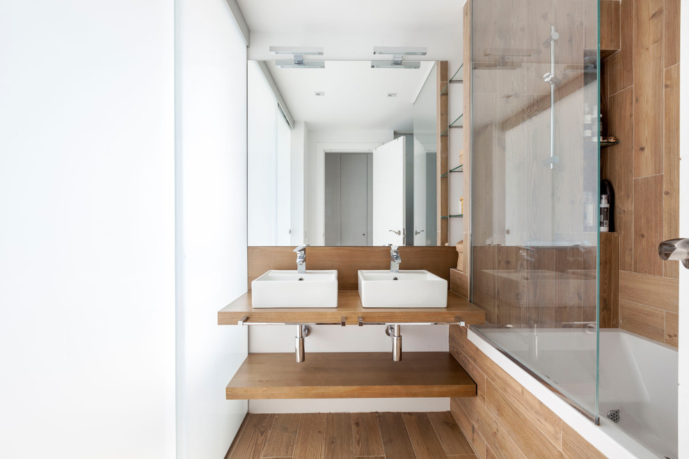 Idéer för ett modernt badrum, med ett badkar i en alkov