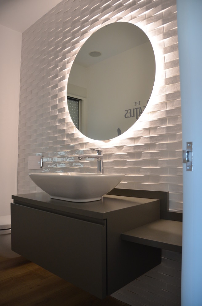Ejemplo de cuarto de baño moderno pequeño con puertas de armario marrones, baldosas y/o azulejos blancos, aseo y ducha y encimera de madera
