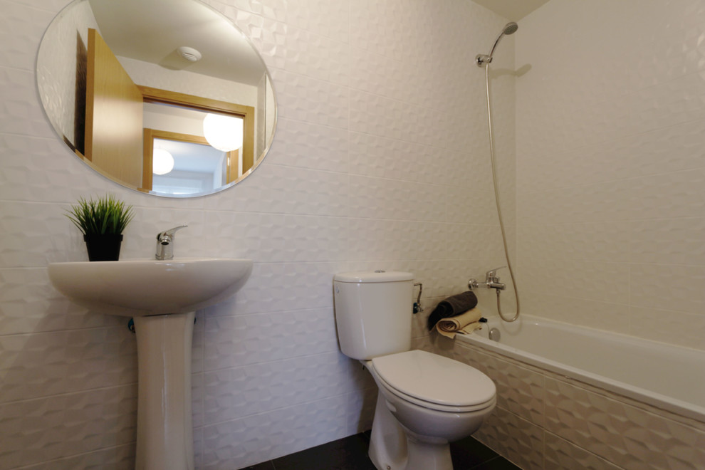Modelo de cuarto de baño tradicional renovado pequeño con bañera encastrada, combinación de ducha y bañera, sanitario de dos piezas, paredes blancas, aseo y ducha y lavabo con pedestal