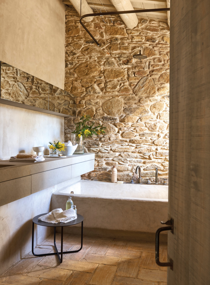 Foto di una grande stanza da bagno padronale minimal con vasca ad angolo, vasca/doccia, pareti beige, pavimento marrone e soffitto in legno