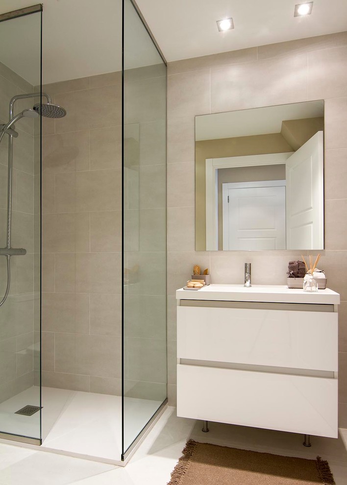 На фото: ванная комната среднего размера в стиле неоклассика (современная классика) с плоскими фасадами, белыми фасадами, угловым душем, бежевыми стенами, душевой кабиной и монолитной раковиной с