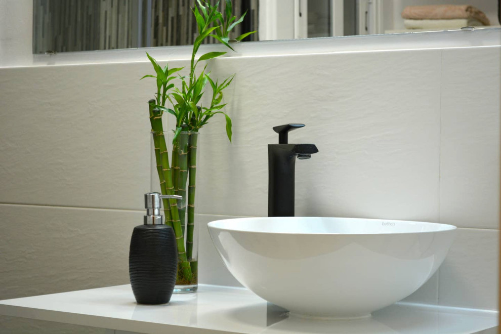 Идея дизайна: главная ванная комната в современном стиле с плоскими фасадами и подвесной тумбой