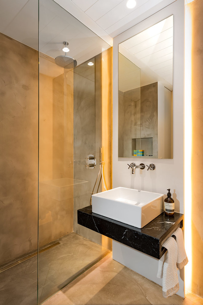 Immagine di una piccola stanza da bagno con doccia nordica con doccia aperta, pareti grigie, lavabo a bacinella e doccia aperta