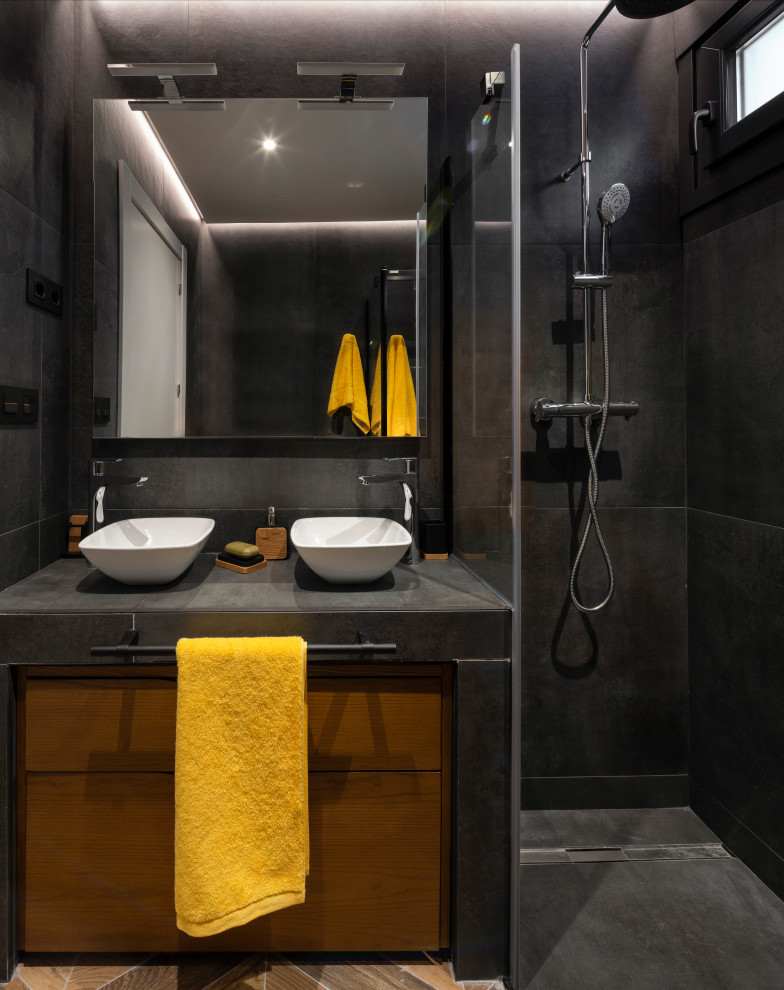 На фото: ванная комната среднего размера в современном стиле с плоскими фасадами, коричневыми фасадами, открытым душем, черной плиткой, керамогранитной плиткой, настольной раковиной, коричневым полом и черной столешницей с
