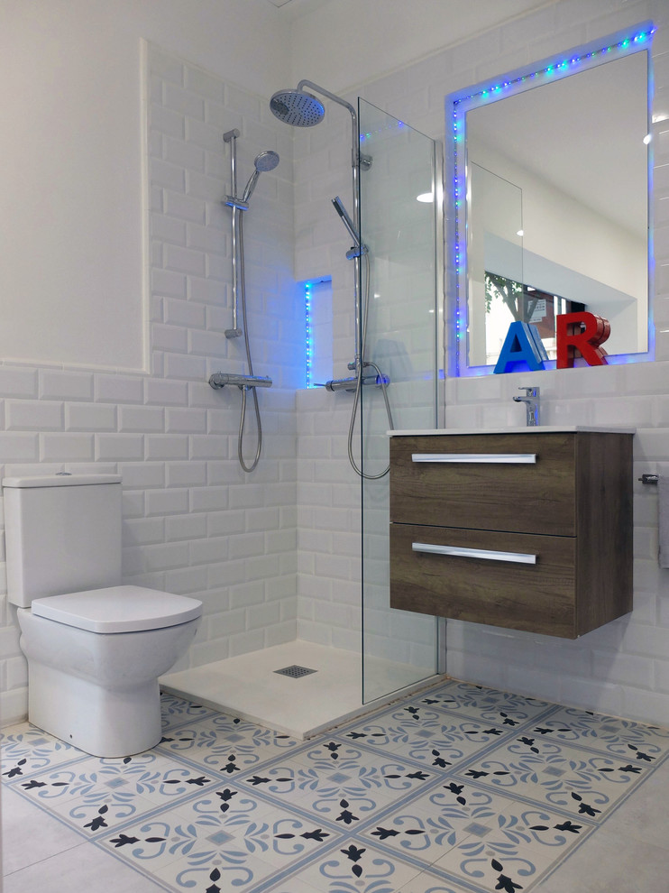 Idées déco pour une petite salle de bain contemporaine en bois foncé avec un placard en trompe-l'oeil, WC suspendus, un carrelage blanc, des carreaux de céramique, un mur blanc, tomettes au sol, un lavabo suspendu et un plan de toilette en carrelage.