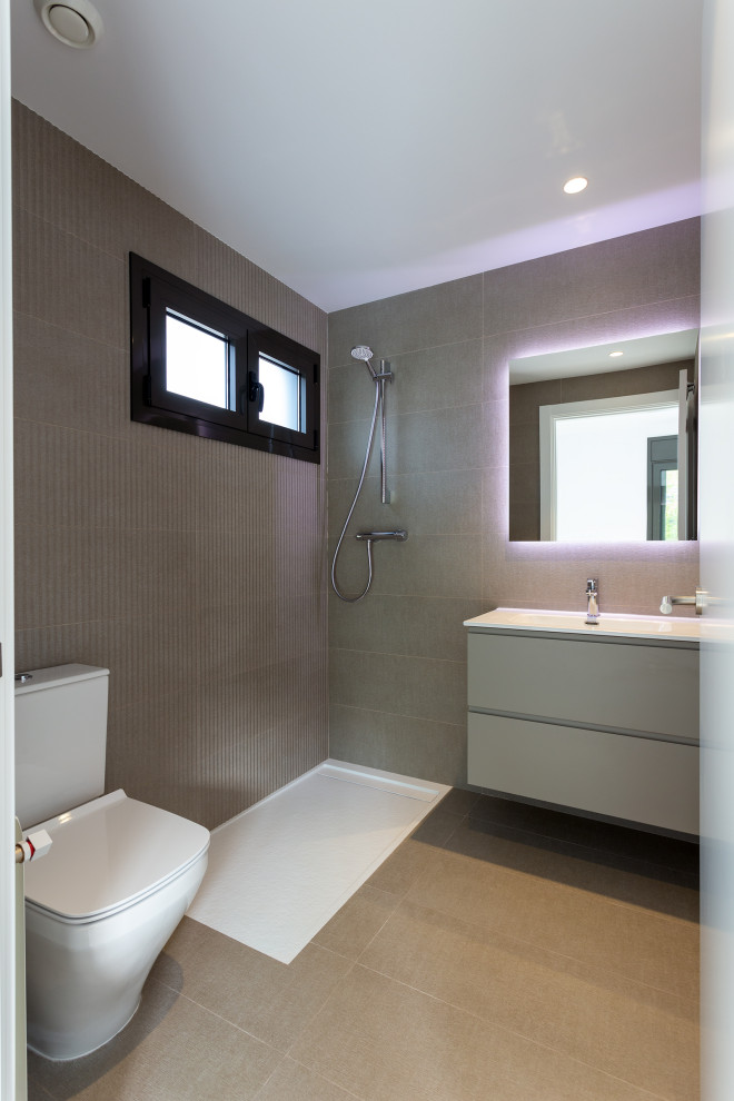 Esempio di una stanza da bagno design con doccia a filo pavimento, piastrelle beige, lavabo sospeso, pavimento beige, doccia aperta e top bianco