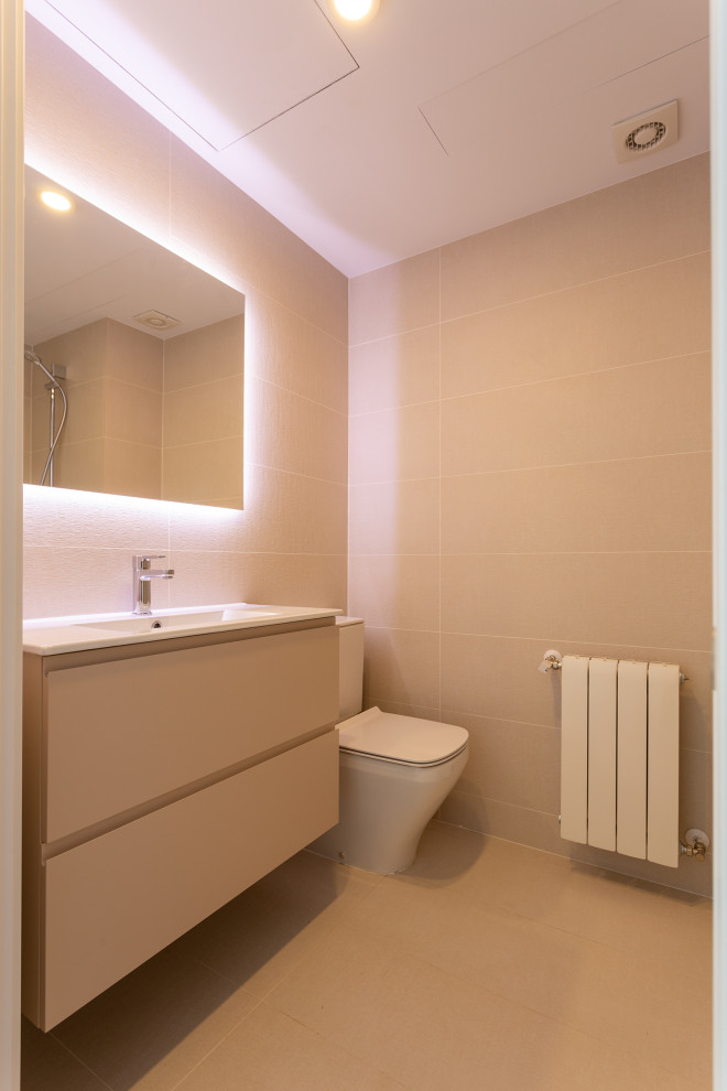 Réalisation d'une salle de bain design avec une douche à l'italienne, un carrelage beige, un lavabo suspendu, un sol beige, aucune cabine et un plan de toilette blanc.