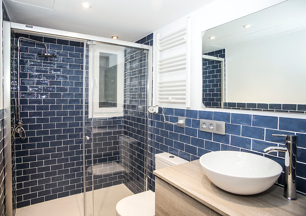 Großes Industrial Badezimmer En Suite mit hellbraunen Holzschränken, Duschnische, Toilette mit Aufsatzspülkasten, blauen Fliesen, weißer Wandfarbe und Aufsatzwaschbecken in Barcelona