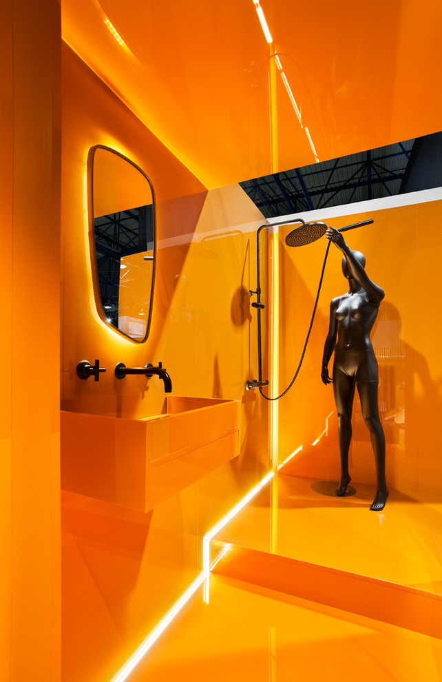 Inspiration pour une salle de bain design avec des portes de placard oranges, une douche à l'italienne, un carrelage orange, un mur orange, un sol orange et aucune cabine.