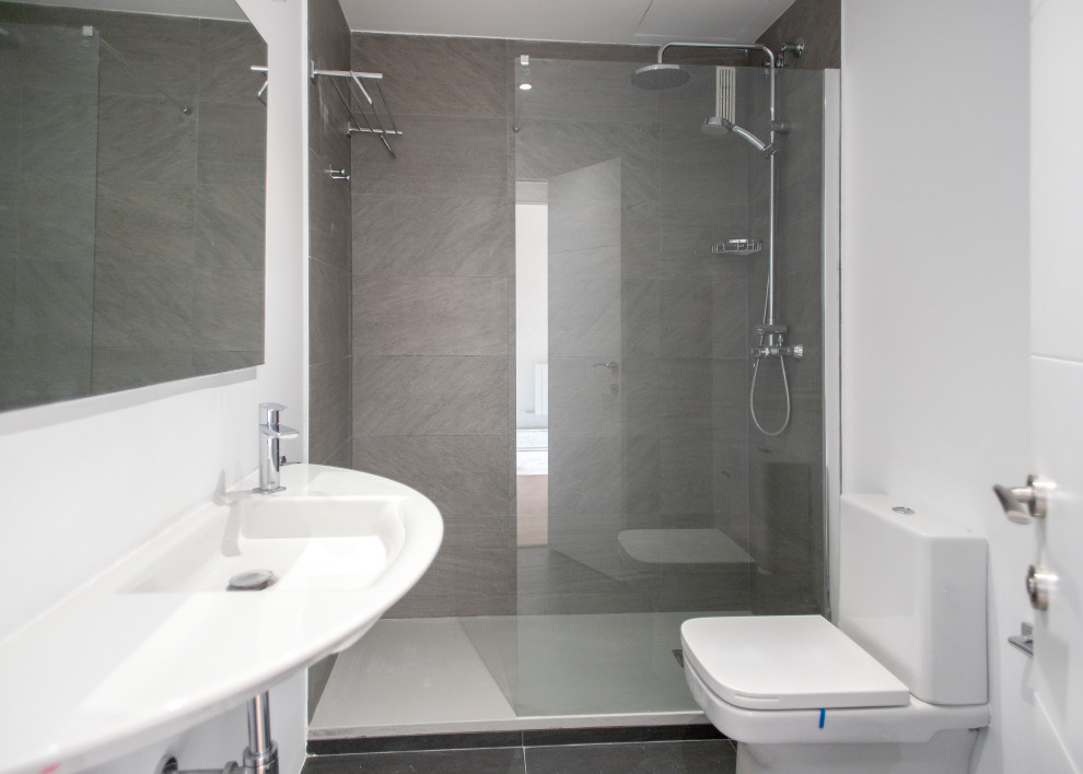 Idee per una stanza da bagno padronale design di medie dimensioni con doccia a filo pavimento, WC monopezzo, piastrelle bianche, piastrelle in ceramica, pareti bianche, porta doccia a battente e top bianco