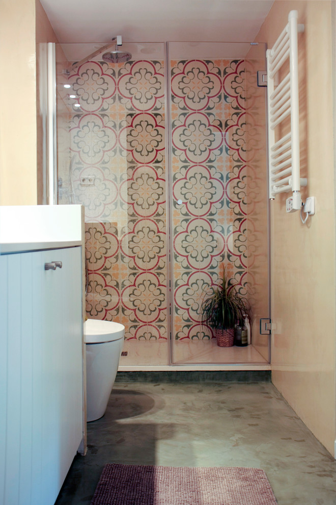 Foto de cuarto de baño tropical de tamaño medio con ducha empotrada y aseo y ducha