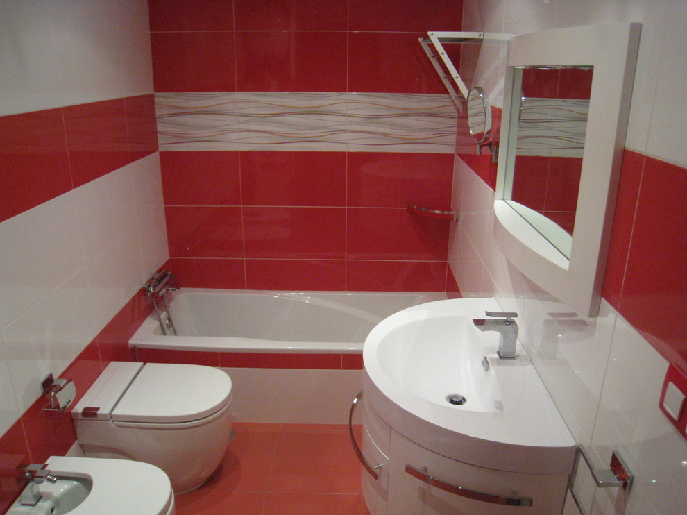 Réalisation d'une petite salle de bain principale tradition avec une baignoire en alcôve, un combiné douche/baignoire, un bidet et un lavabo intégré.