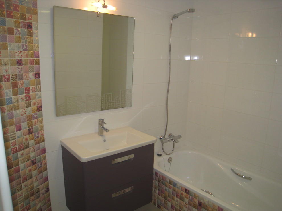 Ejemplo de cuarto de baño principal clásico renovado pequeño con bañera empotrada, combinación de ducha y bañera y lavabo integrado