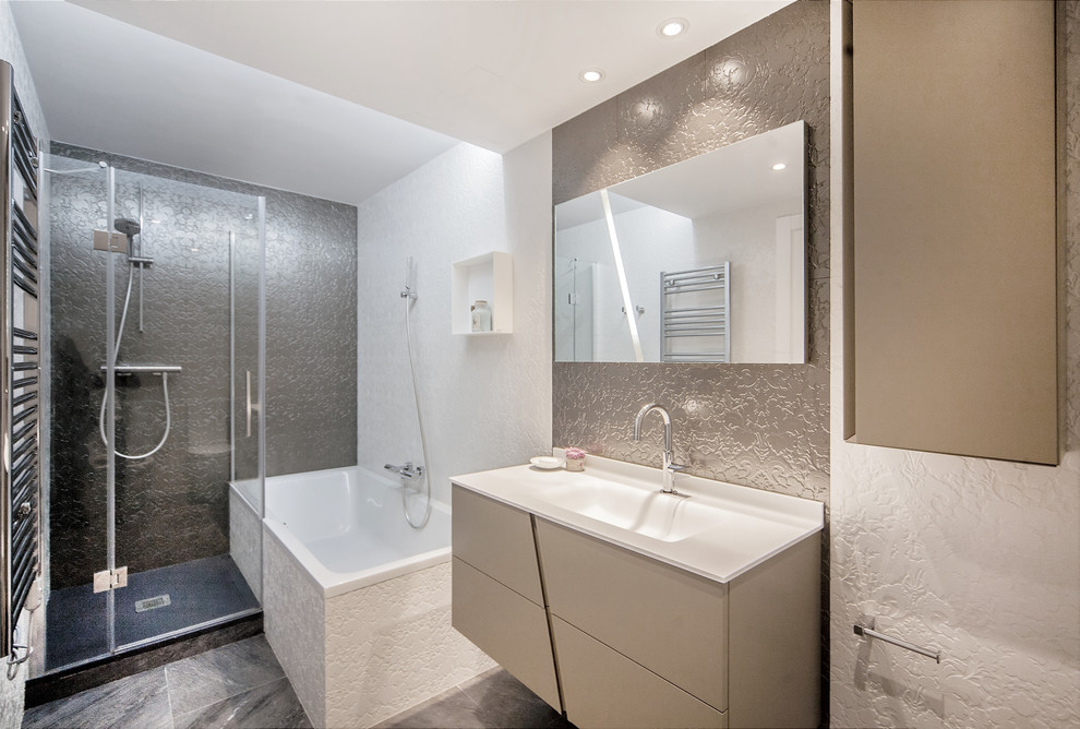 Пример оригинального дизайна: главная ванная комната среднего размера в современном стиле с плоскими фасадами, бежевыми фасадами, монолитной раковиной, душем с распашными дверями, угловой ванной, угловым душем, бежевыми стенами и серым полом