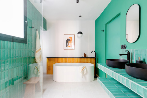 Baño turquesa con azulejos