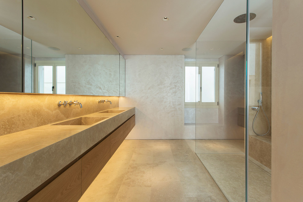 Diseño de cuarto de baño contemporáneo de tamaño medio con armarios con paneles lisos, puertas de armario de madera oscura, ducha esquinera, baldosas y/o azulejos beige, lavabo integrado, suelo beige, ducha abierta y encimeras beige