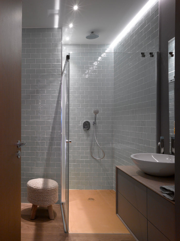 Idéer för ett mellanstort modernt badrum med dusch, med släta luckor, bruna skåp, en hörndusch, blå väggar, ett fristående handfat, orange golv och dusch med gångjärnsdörr