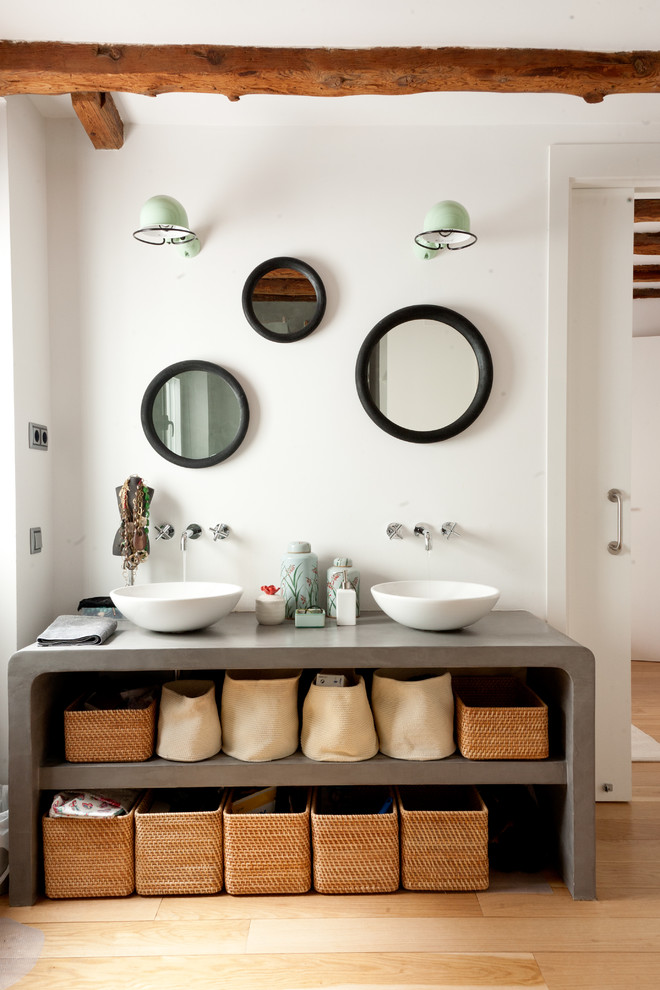 Пример оригинального дизайна: ванная комната среднего размера в средиземноморском стиле с открытыми фасадами, белыми стенами, светлым паркетным полом, душевой кабиной, настольной раковиной и зеркалом с подсветкой
