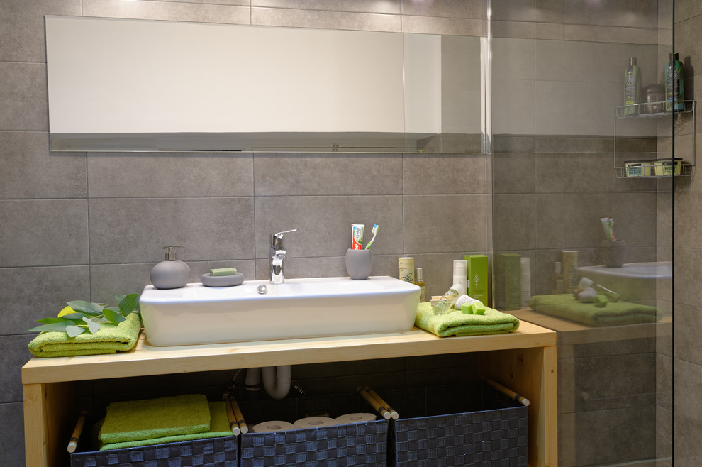 Imagen de cuarto de baño nórdico con espejo con luz