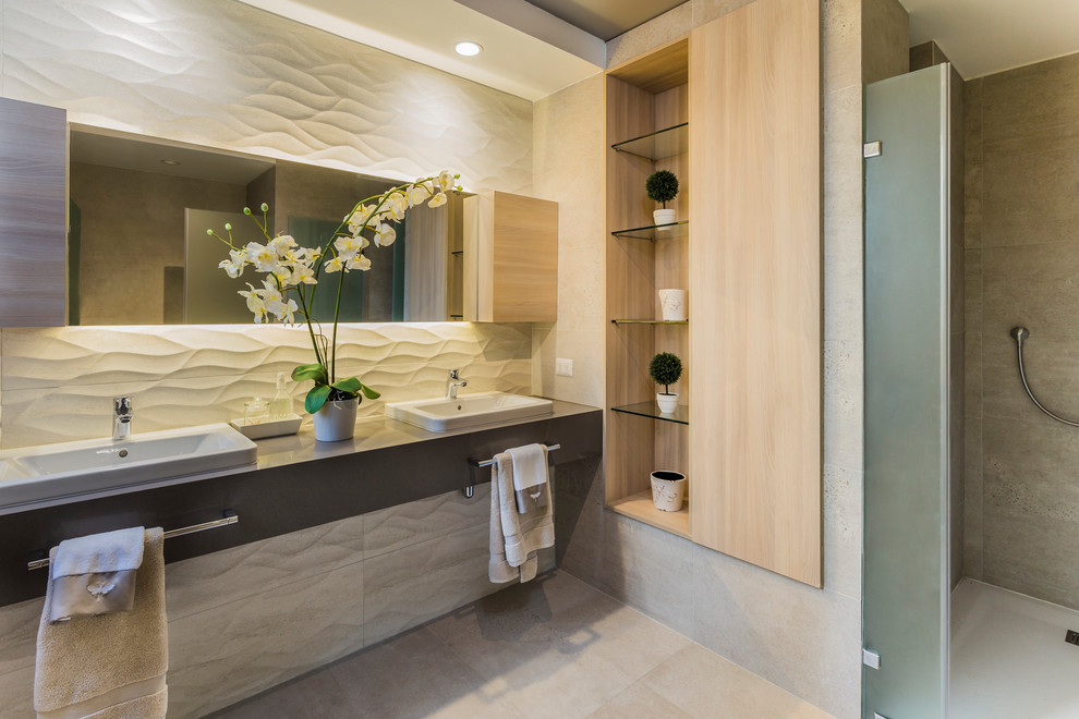 Aménagement d'une salle d'eau contemporaine avec un lavabo posé, une cabine de douche à porte battante, un placard à porte plane, des portes de placard grises, un carrelage beige, un mur beige, un sol beige et un plan de toilette gris.