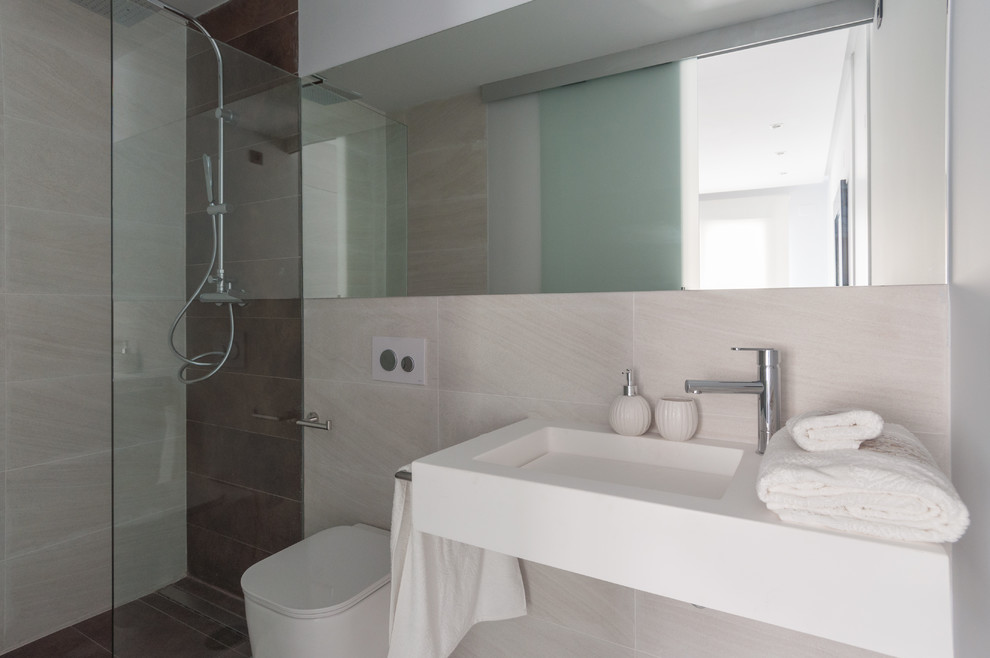 Пример оригинального дизайна: ванная комната среднего размера в современном стиле с душем без бортиков, унитазом-моноблоком, разноцветными стенами, душевой кабиной и монолитной раковиной